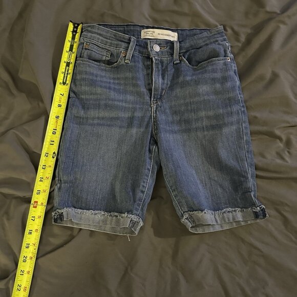 Levi’s Mid Rise Bermuda Jean Shorts Women’s W26 - Picture 1 of 6